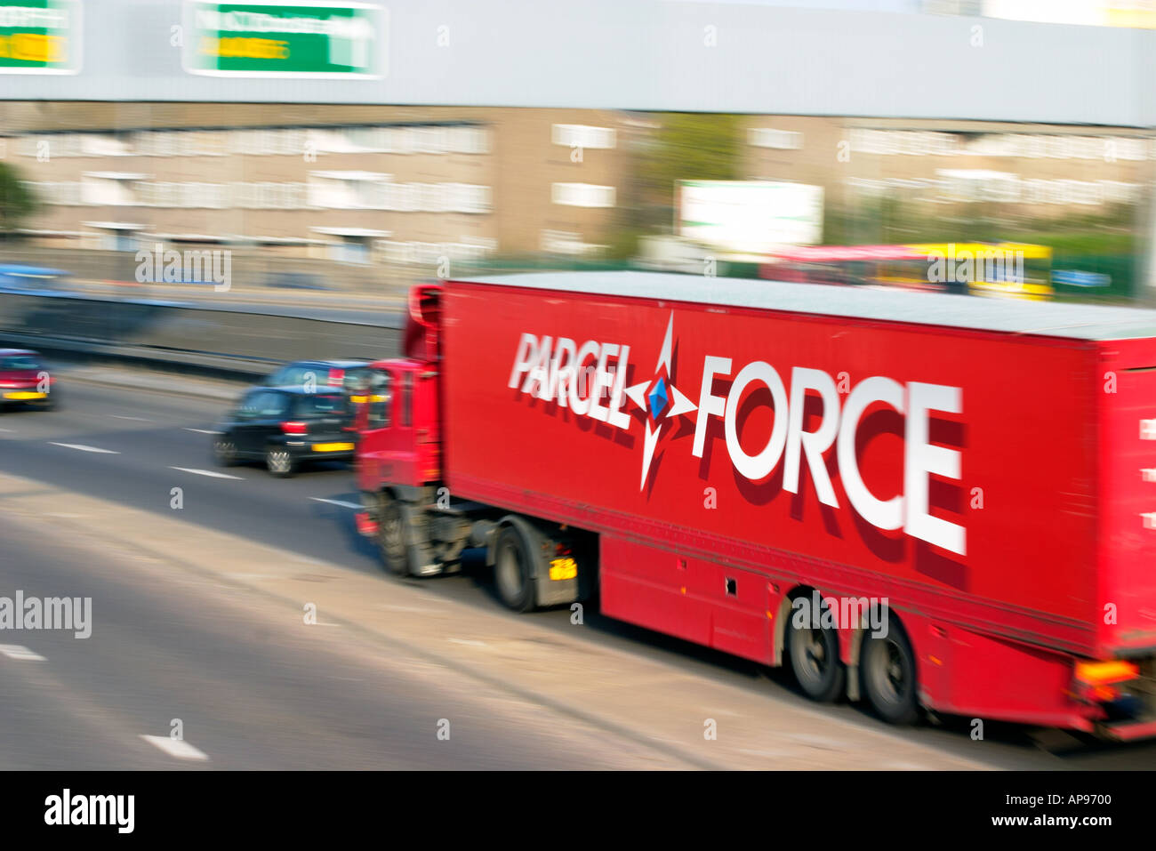 Unschärfe der Parcel Force liefern LKW Lieferwagen in London England Großbritannien UK Stockfoto