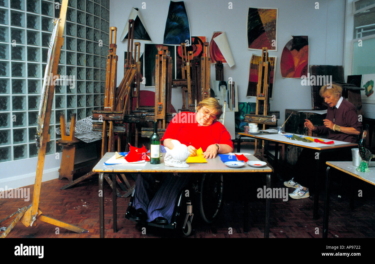 Behinderten älteren Frau Schüler im Kunstunterricht Stockfoto