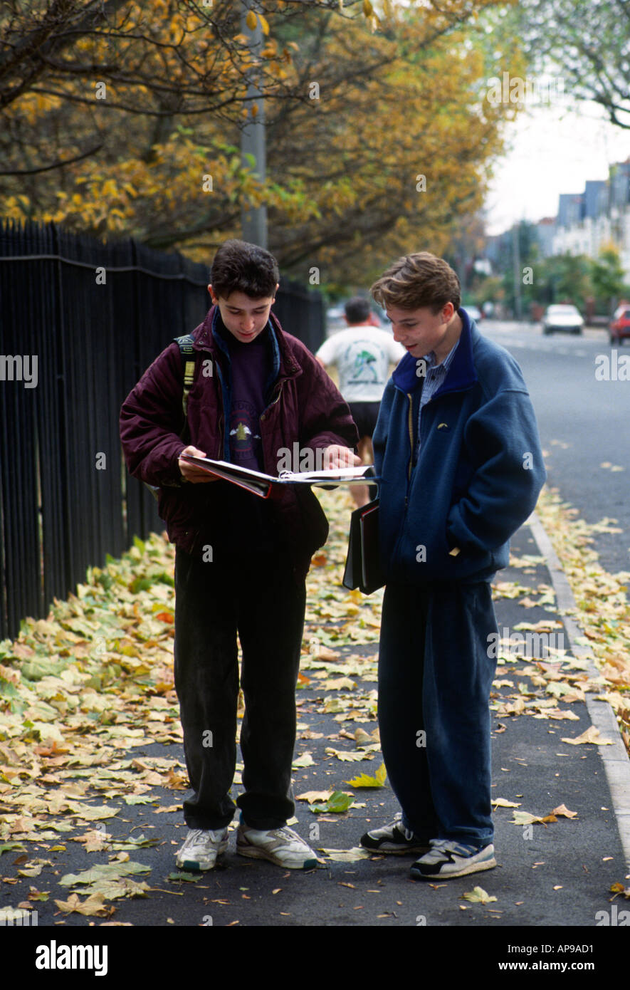 UK London Jugendliche nach der Schule Procect Hausaufgaben SB Stockfoto