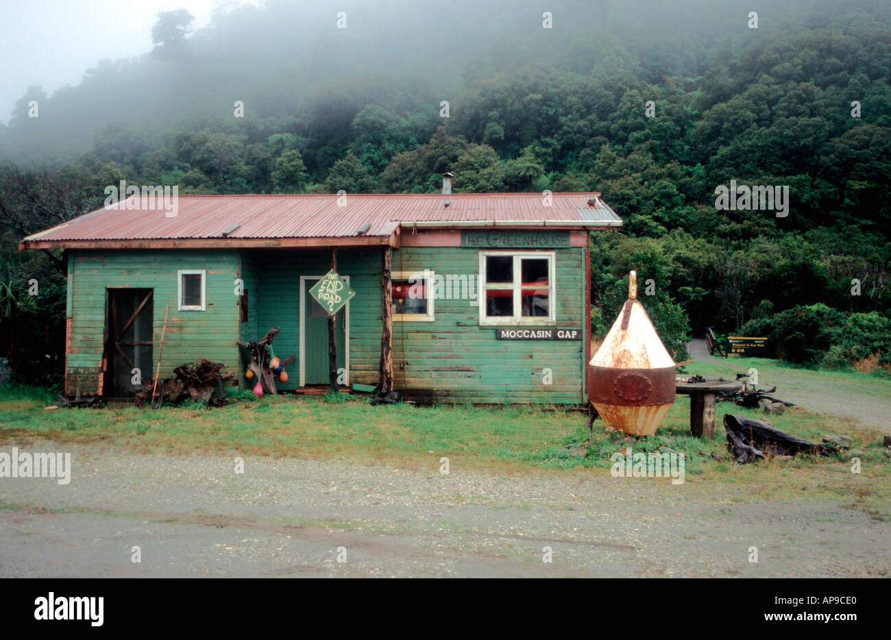 Haus- und Zeichenstellung Ende der Straße am Jackson Bay Südinsel Neuseeland Stockfoto