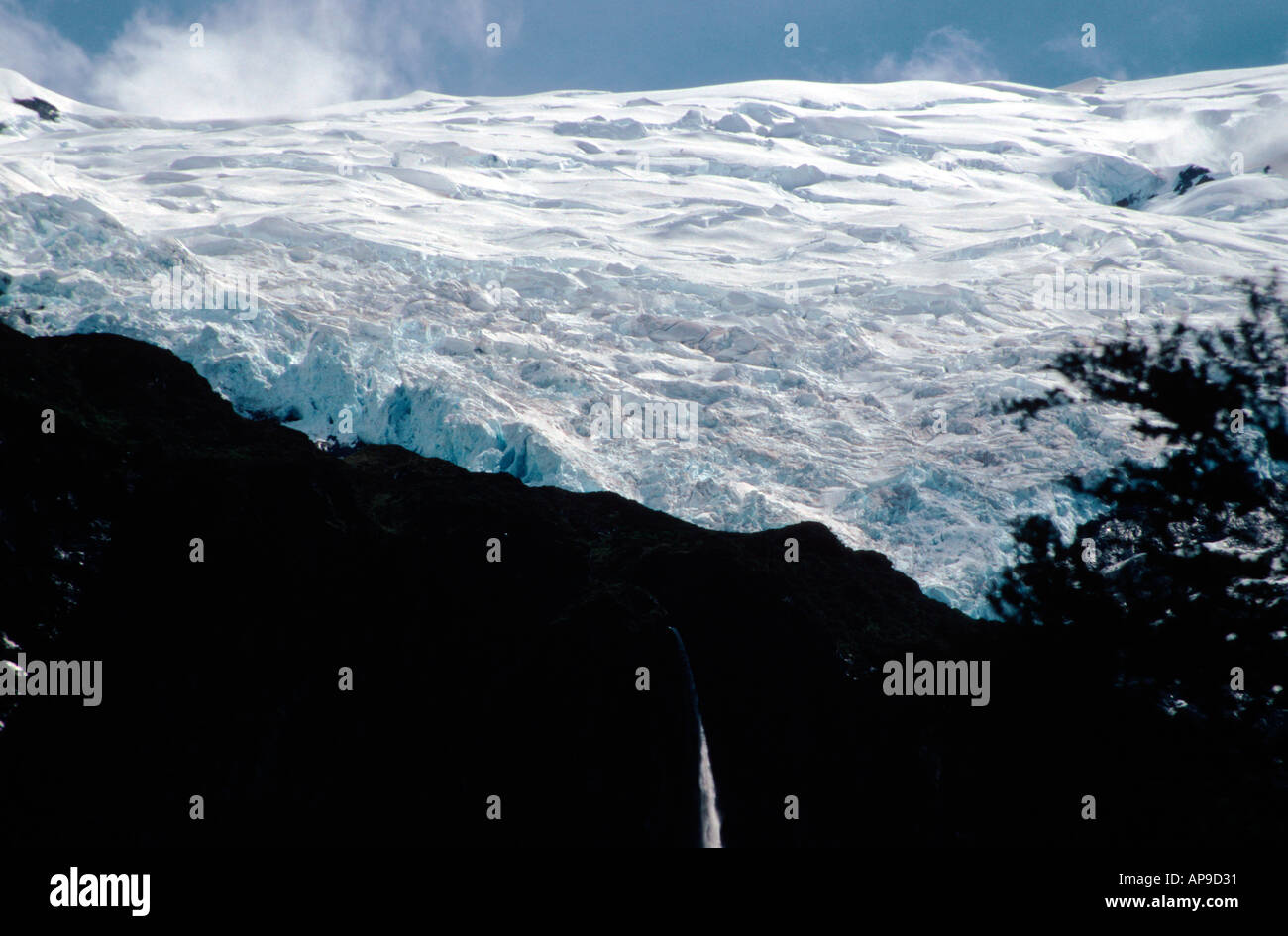 Wundersame Gletschereis Formation mit Wasserfall Mt Rob Roy Gletscher Mt Aspiring National Park Südinsel Neuseeland Stockfoto