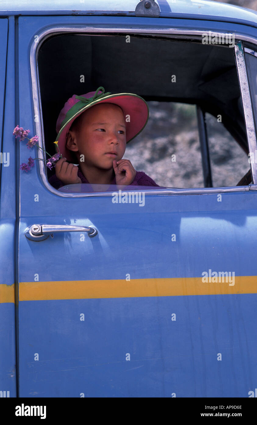 Junge Inderin aus Ladakh sitzen am Fenster ein Auto Blumen in der hand Stok, Leh Road Ladakh Leh Indien Stockfoto
