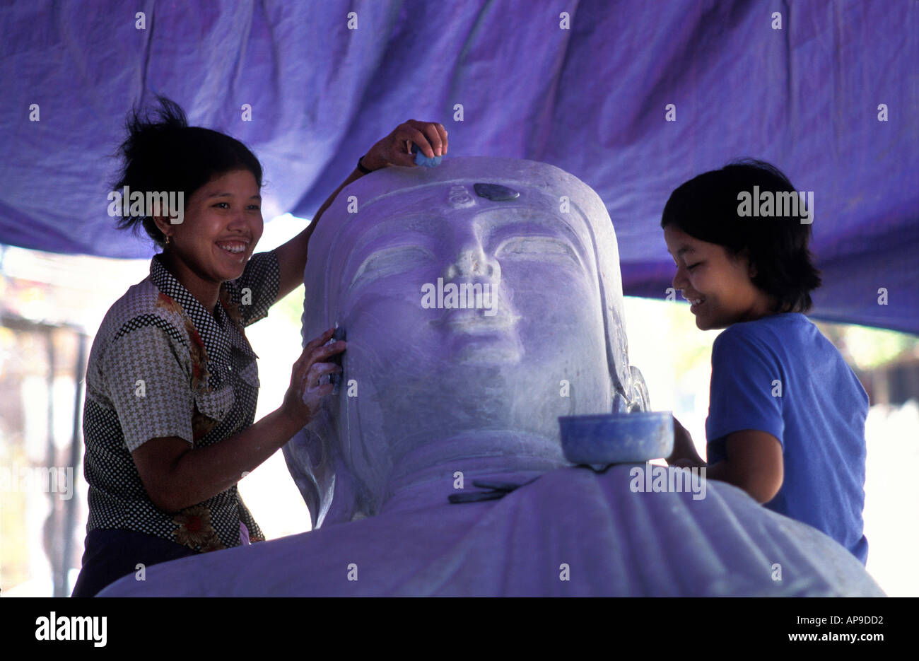 Burmesische Mädchen frisch geschnitzte Polieren Marmor Buddha Bild Mandalay Myanmar Stockfoto