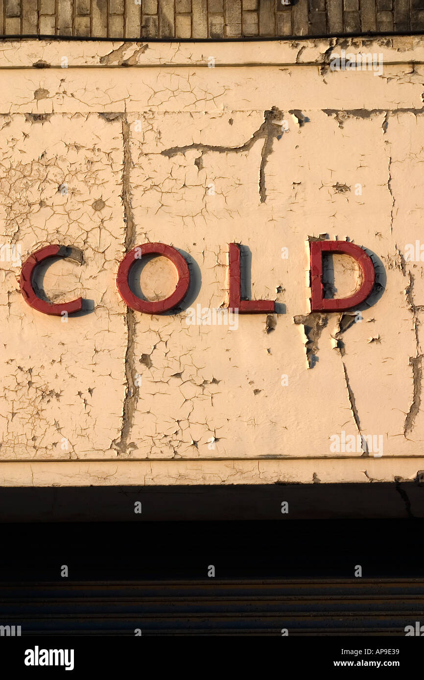 Ein Schild an der Seite eines alten Gebäudes in London, England Stockfoto