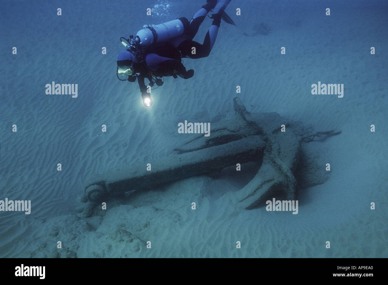 Taucher an einem alten anker auf dem meeresboden -Fotos und