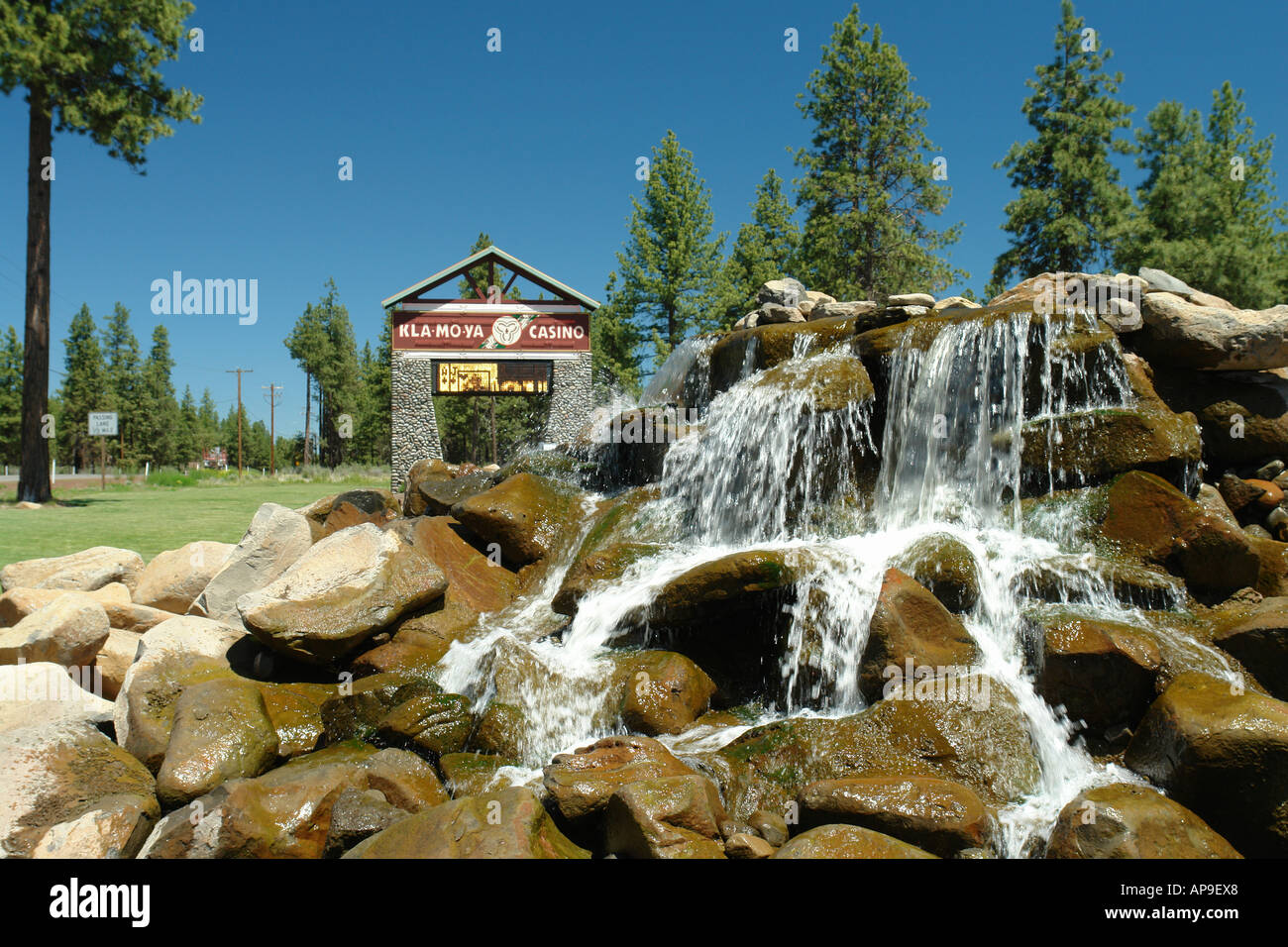 AJD51161, Chiloquin, OR, Oregon, Kla-Mo-Ya Casino, Eingang, Wasserfall Stockfoto
