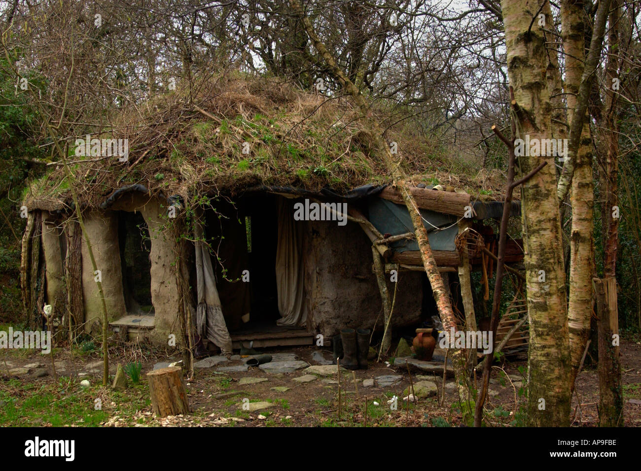 Turf überdachten Ringlokschuppen gebaut von Emma Orbach an der Eco Dorf von Brithdir Mawr in der Nähe von Newport Pembrokeshire Wales UK GB Stockfoto