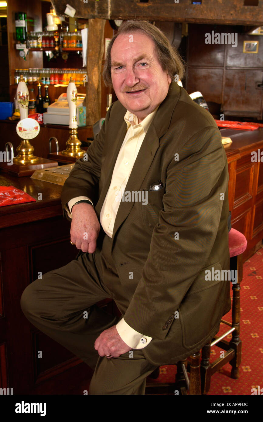 Sir John Harvey Jones ehemaliger Vorsitzender von ICI in seiner Stammkneipe The Blue Boar bei Hay on Wye Powys Wales UK GB abgebildet Stockfoto