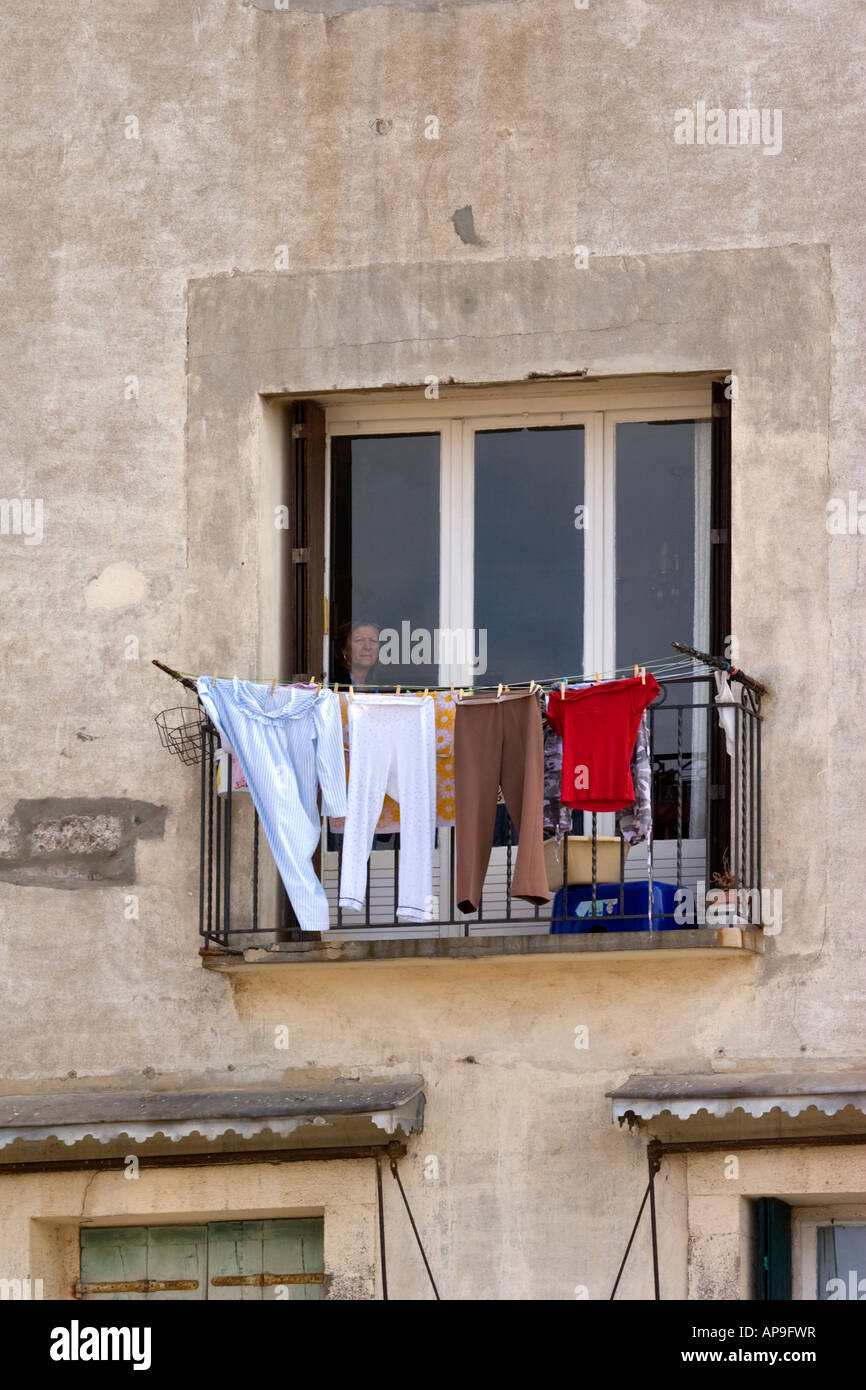 Wäsche aufhängen zum Trocknen von einem Balkon in der Fischerei Dorf Grau d  Agde-Languedoc-Frankreich Stockfotografie - Alamy