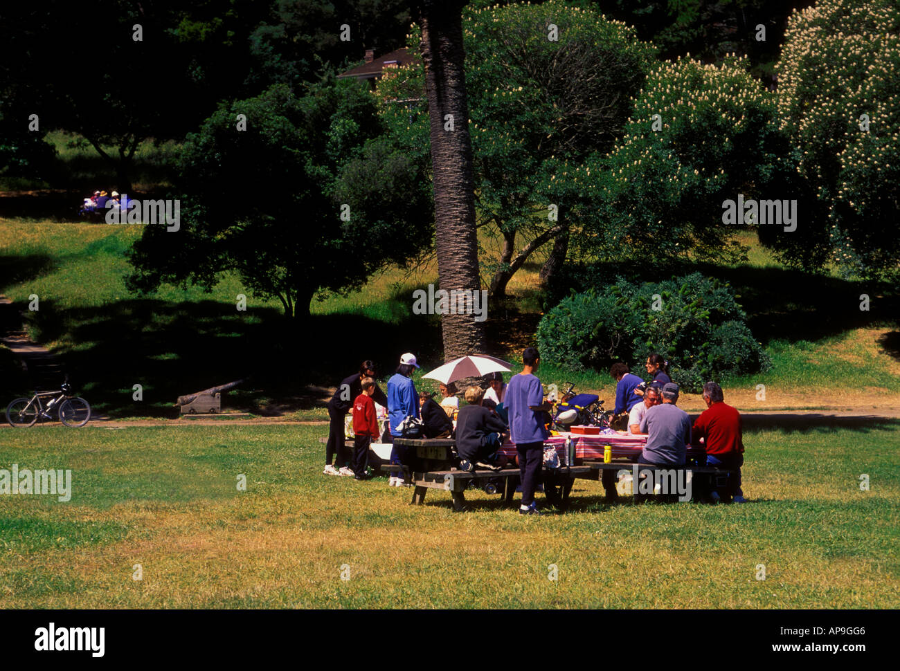 Touristen Menschen Freunde und Familie zusammen in eine Familie Picknick an Angel Island State Park auf Angel Island in der Bucht von San Francisco, Kalifornien Stockfoto
