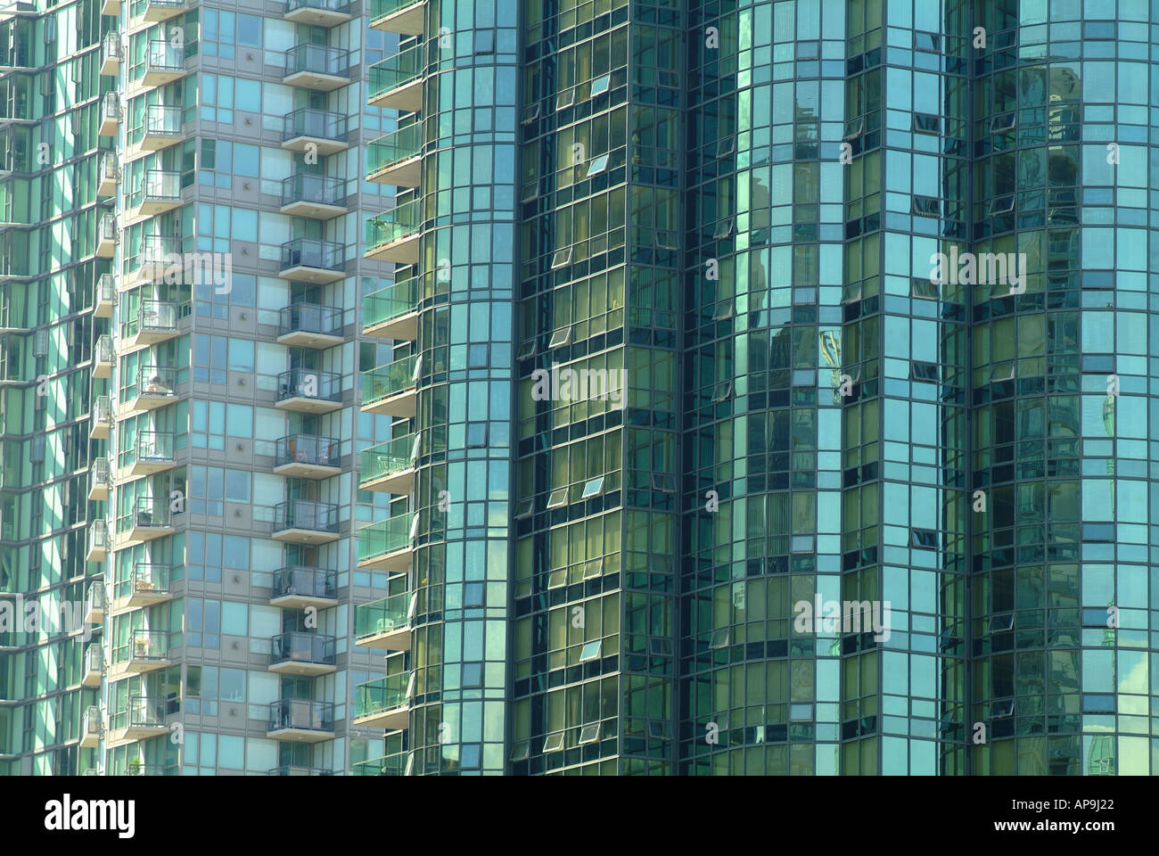 Glasfenster der Wohnung Gebäude in Vancouver Stockfoto