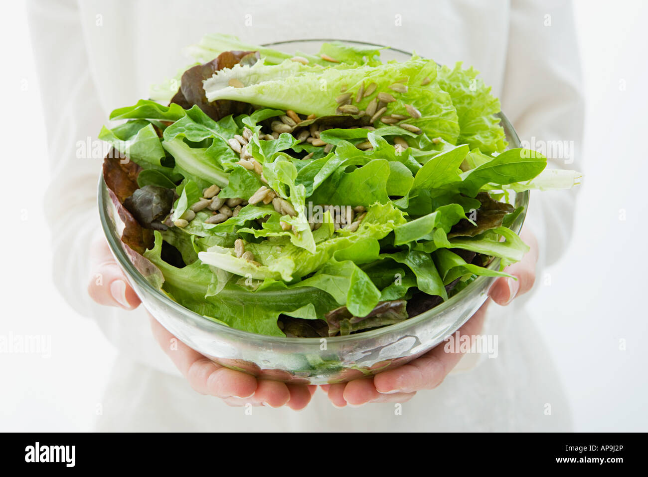 Frau hält eine Schüssel mit Salat Stockfoto