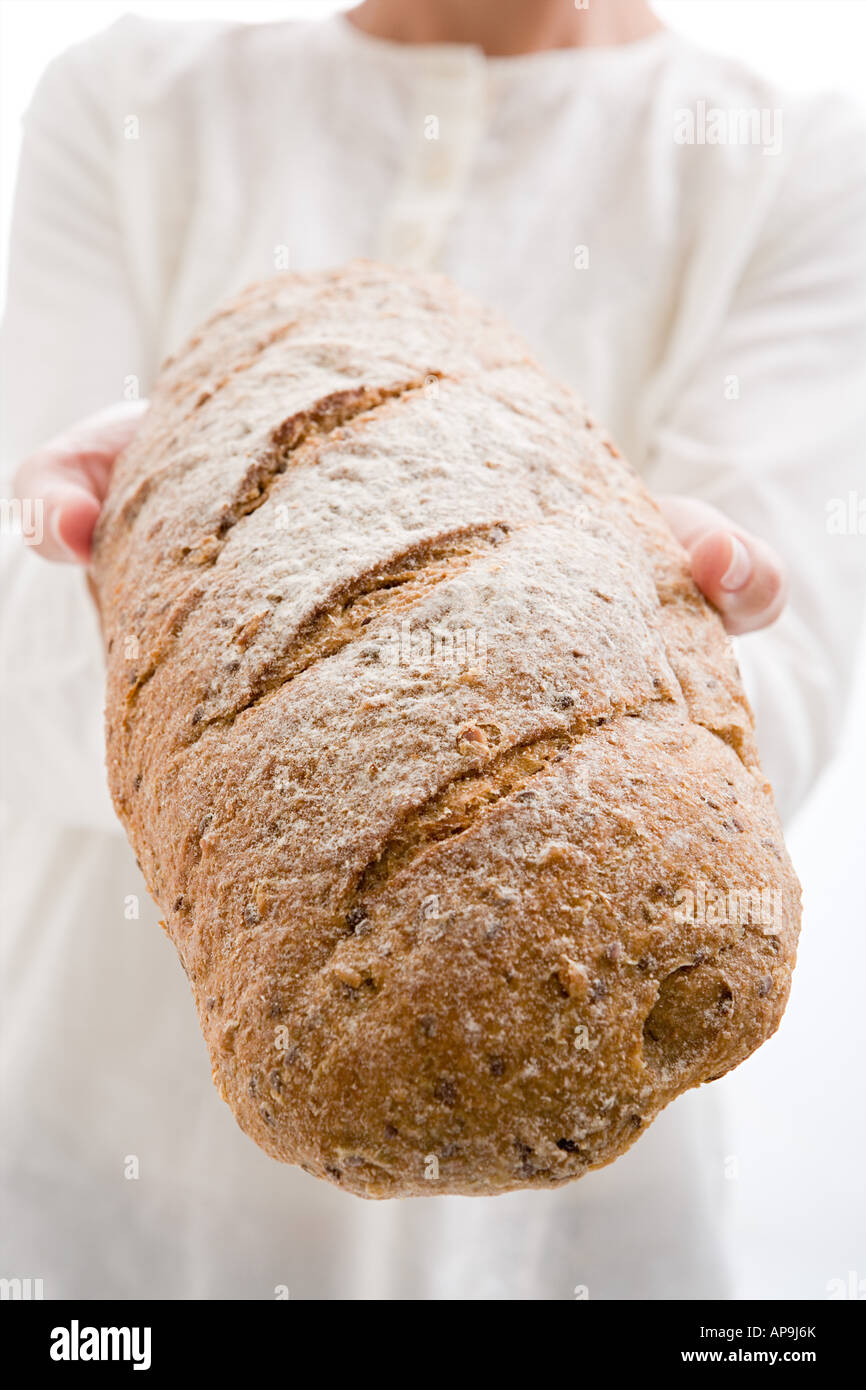 Frau Holding Laib Brot Stockfoto