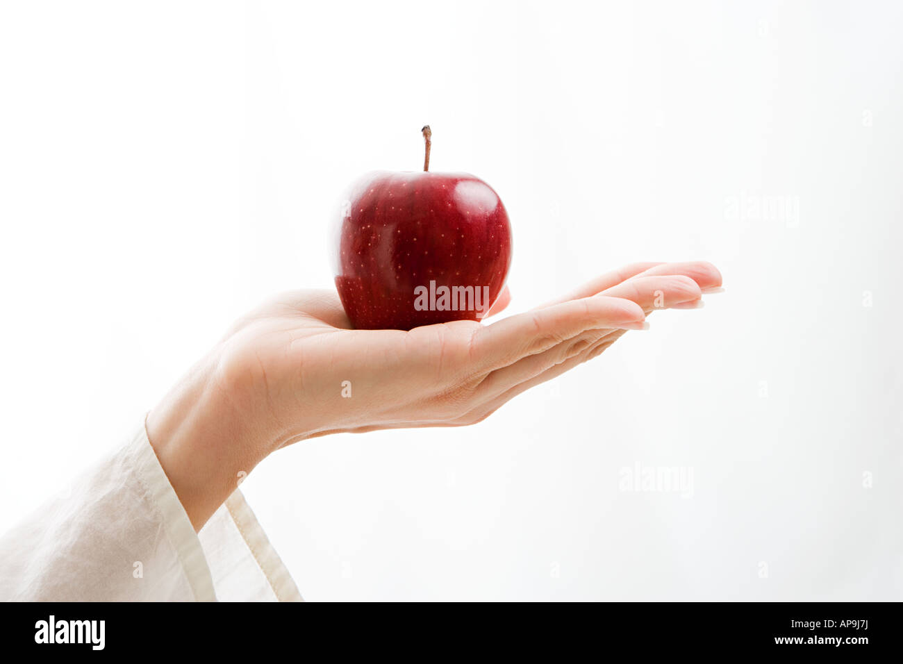 Frau Holding Apfel Stockfoto