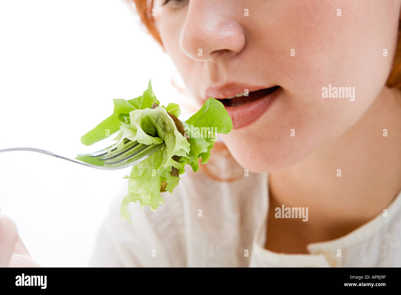 Frau Salat essen Stockfoto