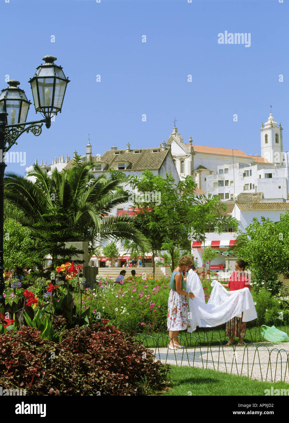 Touristen kaufen Andenken im Plaza Duarte in Albufeira Portugal Stockfoto
