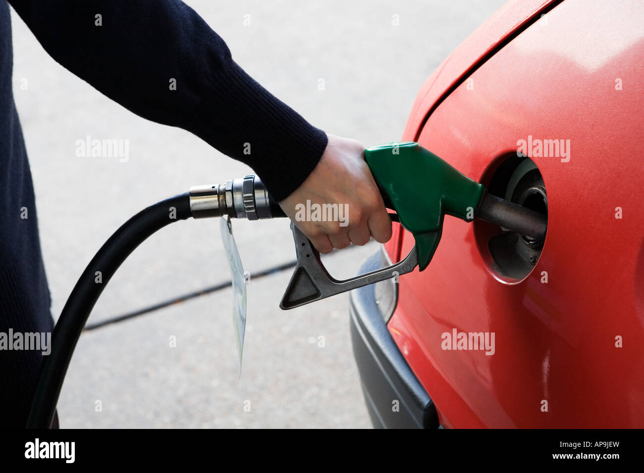 Person Füllung Benzintank Stockfoto