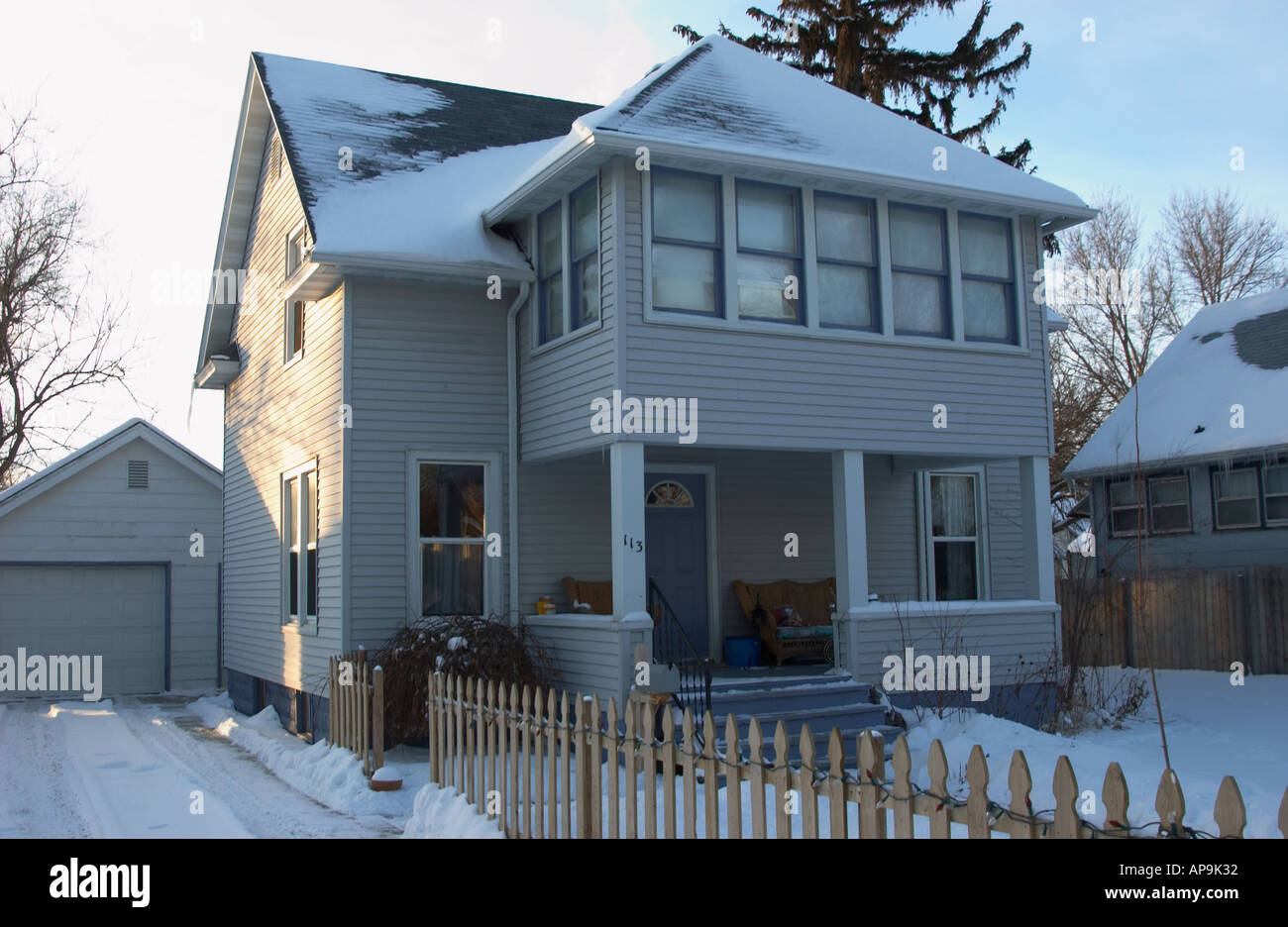 Holzhaus verschneiten und kalten knackig und klar mit blauem Himmel Stockfoto