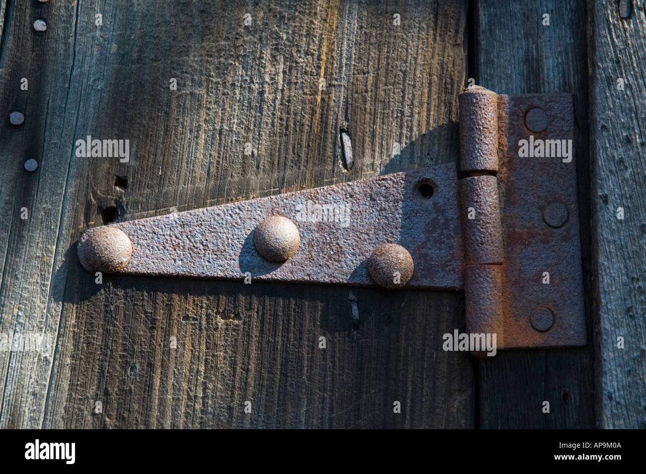 Große rostige Scharnier am Scheunentor Stockfoto