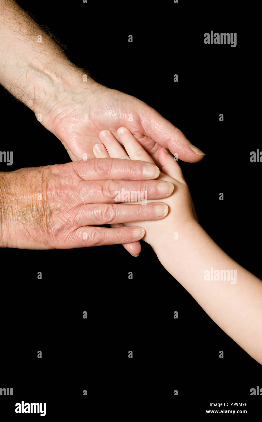 Großvater mit Enkelin an der Hand auf einem schwarzen Hintergrund Stockfoto