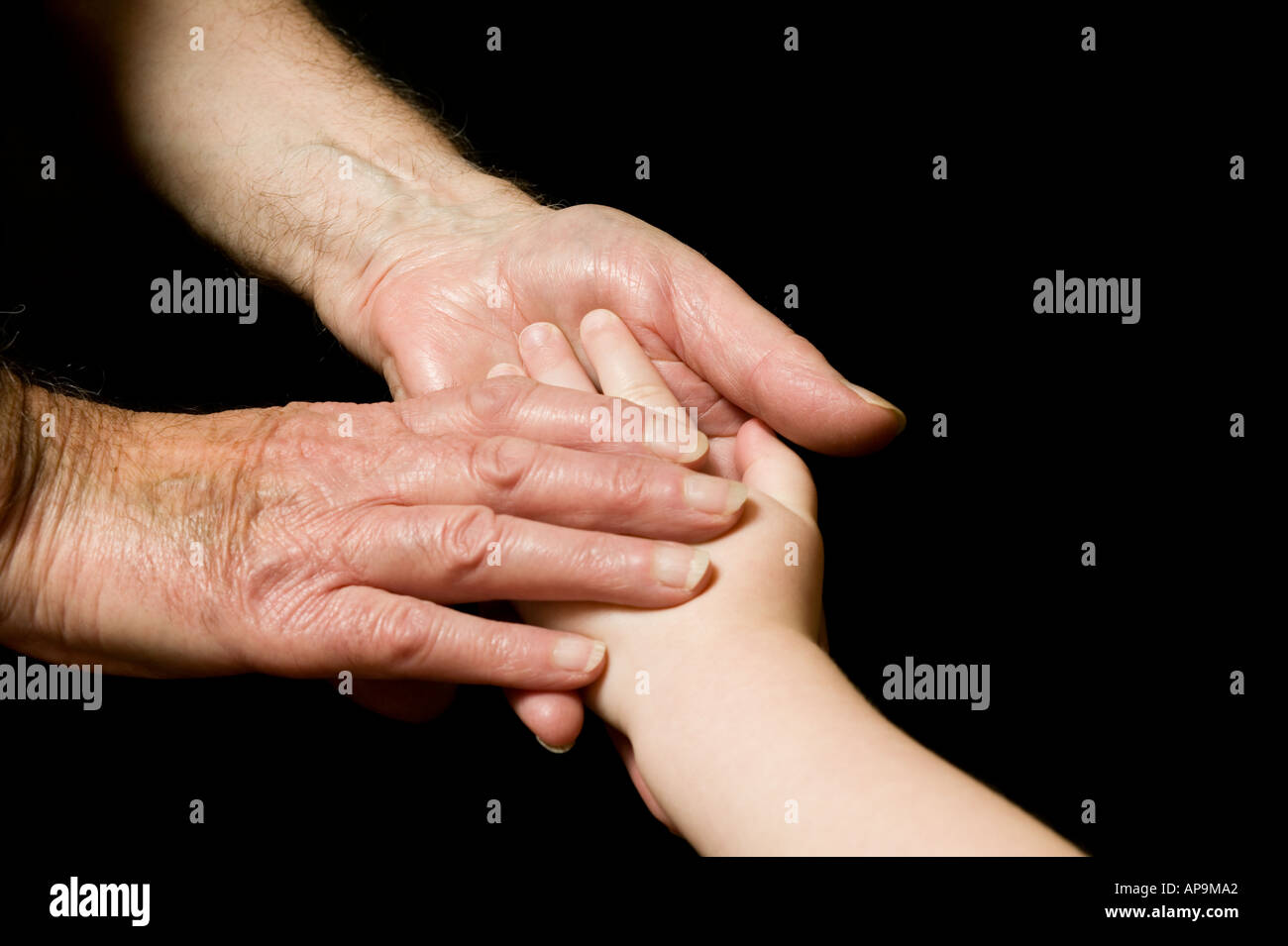 Großvater mit Enkelin an der Hand auf einem schwarzen Hintergrund Stockfoto