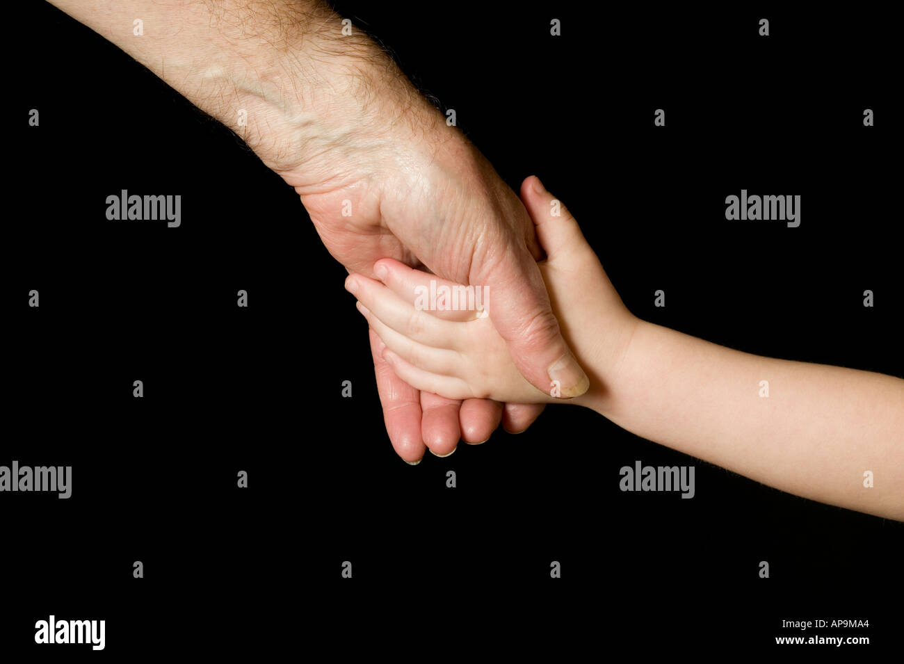 Großvater mit Enkelin an der Hand auf einem schwarzen Hintergrund Stockfoto
