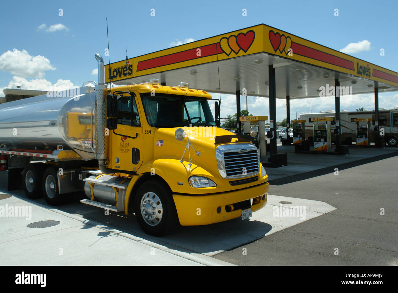 AJD50548, Heyburn, ID, Idaho, 84, gas Station, gelb Freightliner Fahrerhaus, LKW, 18-Wheeler, tanker Stockfoto