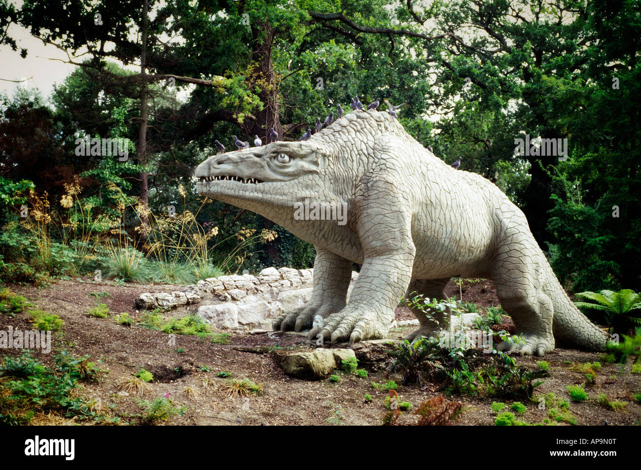 Der Dinosaurier Megalosaurus Skulptur, Crystal Palace Park, London Stockfoto