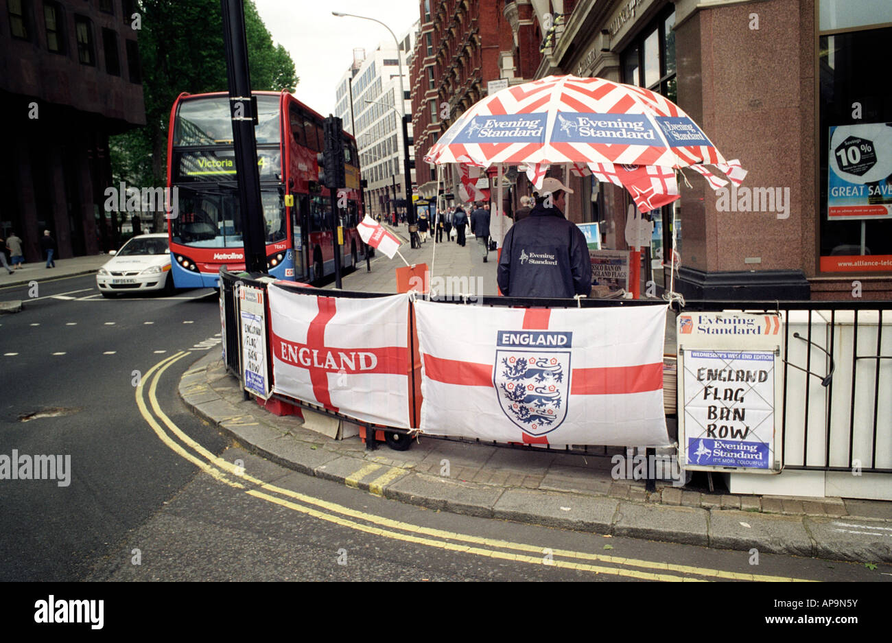 England Flagge verbieten, Fußball-WM 2006, wie berichtet von der Evening Standard, London Stockfoto