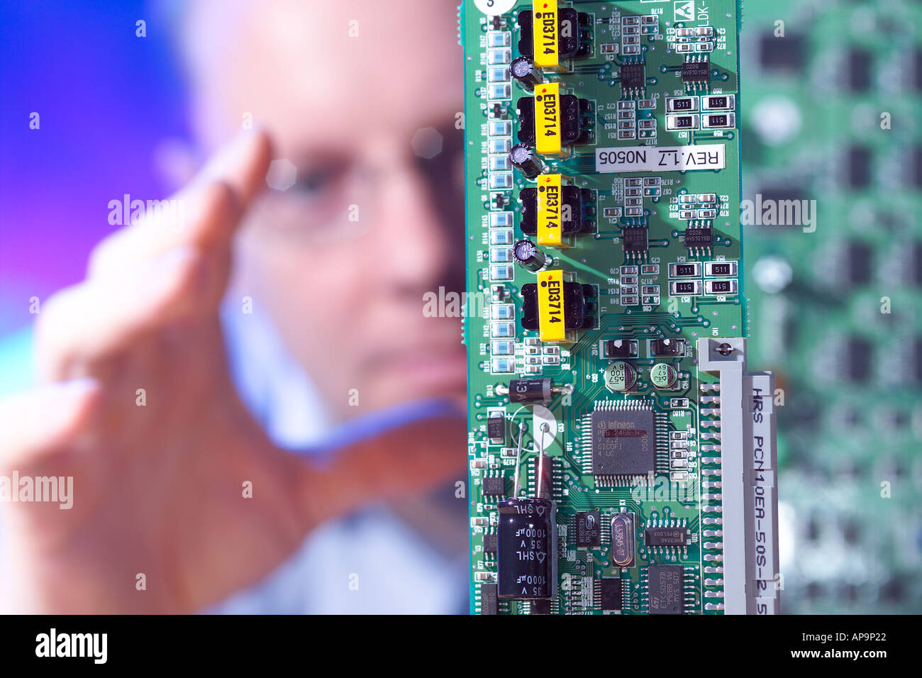 Telekom Techniker arbeiten an Schaltungen, Nahaufnahme Stockfoto