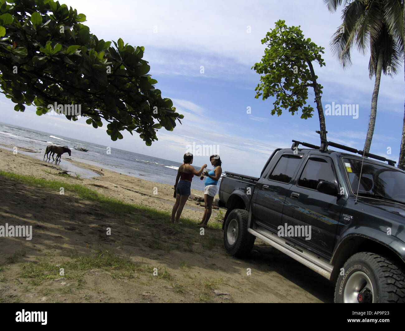 Pferd von Frauen am Strand von Puerto Viejo-Costa Rica Stockfoto Pferd von Frauen am Strand von Puerto Viejo-Costa Rica Stockfoto