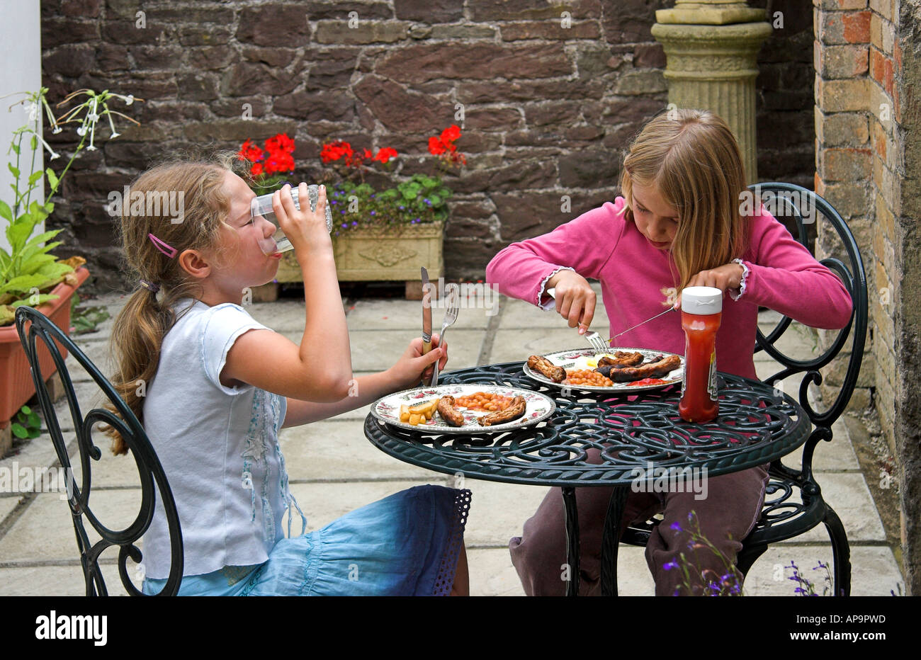 Junge Mädchen beim Mittagessen auf der Terrasse Leute Lifestyle-Wales Stockfoto