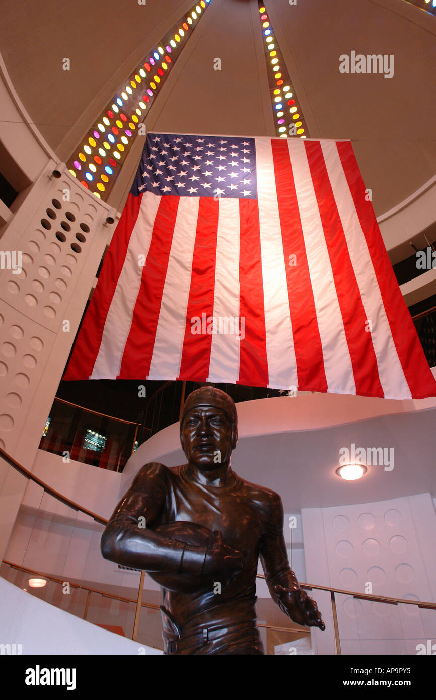 AJD49855, Canton, OH, Ohio Pro Football Hall Of Fame, amerikanische Flagge Stockfoto