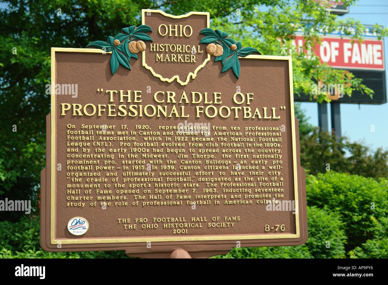 AJD49856, Canton, OH, Ohio, Pro Football Hall Of Fame, "Cradle of Professional Football" Zeichen, Historical Marker Stockfoto