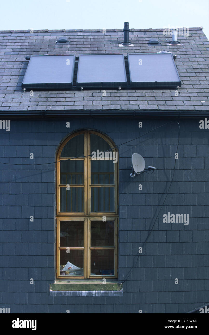 Solare Warmwasserbereitung Panels auf einem Hausdach. Powys, Wales, UK. Stockfoto