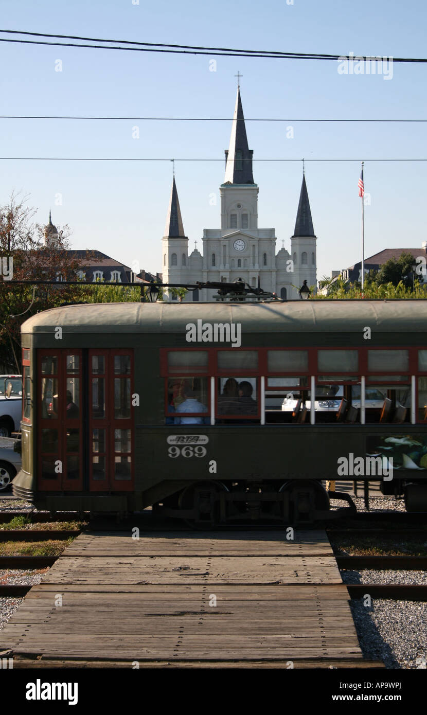 Am Flussufer Straßenbahn und St. Louis Kathedrale Jackson Square French Quarter New Orleans Louisiana USA November 2007 Stockfoto