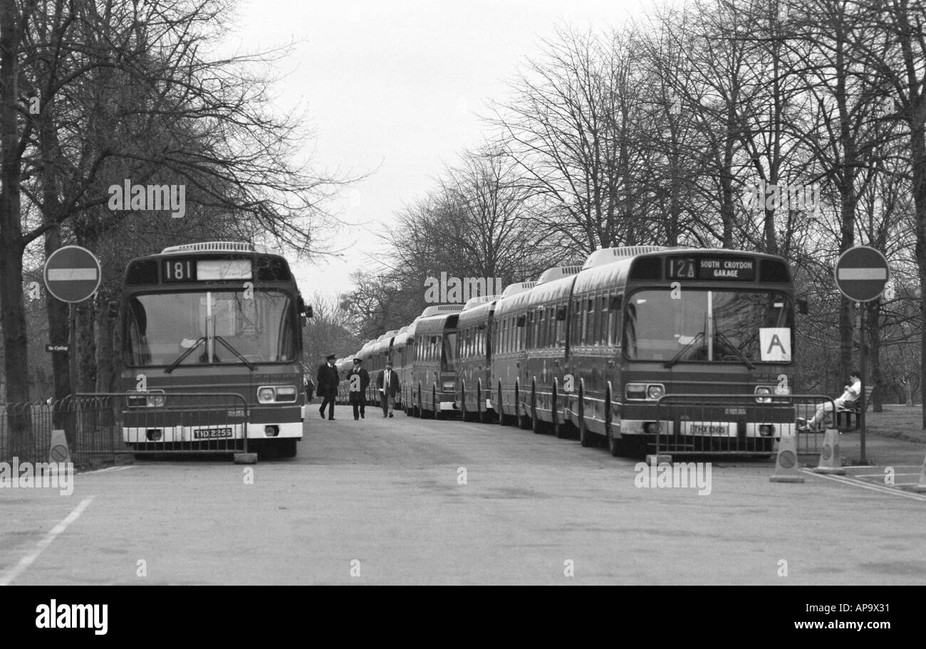 Londoner Busse 1988 London-Marathon starten für den Läufer Kleidung Transport Stockfoto