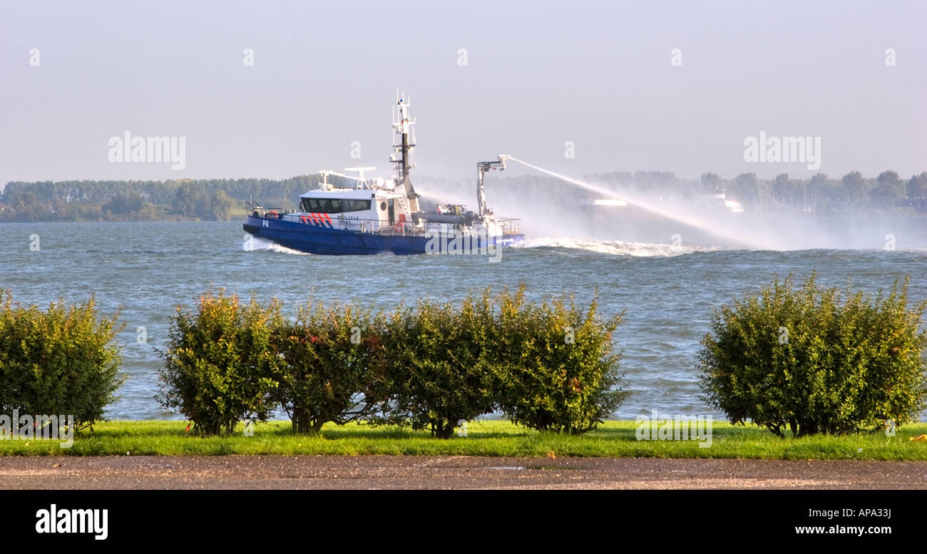 Feuerlöschboot auf dem Hollands Diep Stockfoto