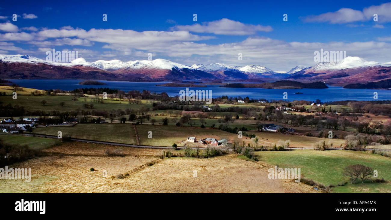 Blick vom Duncryne Hügel mit Blick über Farmland in Richtung Loch Lomond und die dahinter liegenden Berge Stockfoto