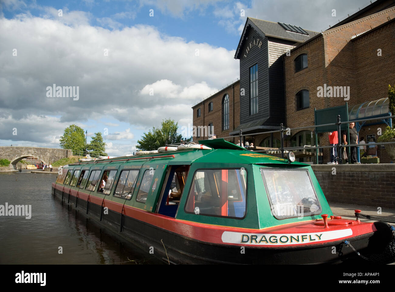 Kanalboot außerhalb Theatr Brycheiniog Brecon und Monmouthshire Kanal Mitte Wales Stockfoto