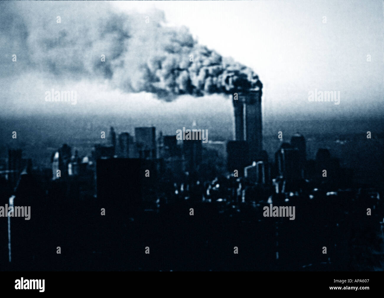 Eine Bildschirmaufnahme der Live-Berichterstattung des Fernsehens über die Ereignisse, die sich 9/11 in New York abspielte, bei der zwei entführte Flugzeuge auf S in die Zwillingstürme stürzten Stockfoto