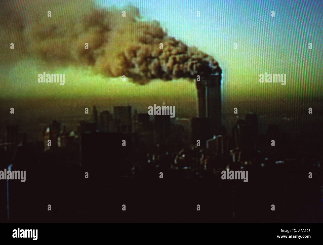 Eine Bildschirmaufnahme der Live-Berichterstattung des Fernsehens über die Ereignisse, die sich 9/11 in New York abspielte, bei der zwei entführte Flugzeuge auf S in die Zwillingstürme stürzten Stockfoto