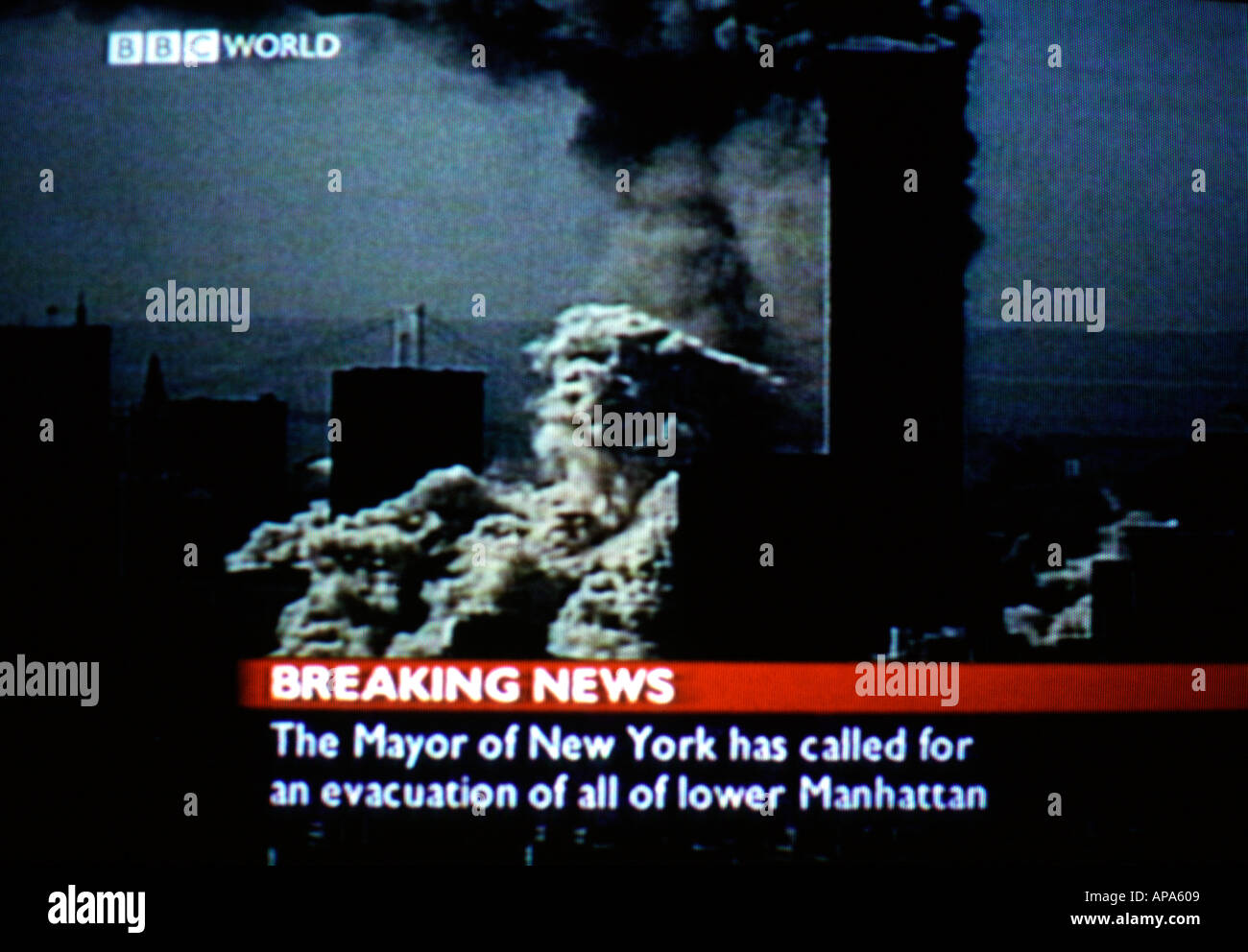 Screenshot der Live-Berichterstattung der BBC über die Ereignisse, die sich 9/11 in New York abspielte, bei denen entführte Flugzeuge am 2001. September in die Zwillingstürme stürzten Stockfoto