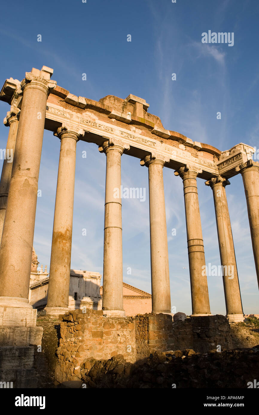 Überreste der Tempel des Saturn, das Forum Romanum, Rom Italien während des Sonnenuntergangs, 30. November 2007 Stockfoto