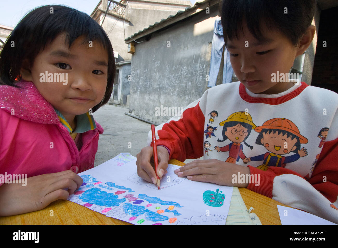 Kinder malen eine Bild Dapeng Festung Shenzhen China Stockfoto