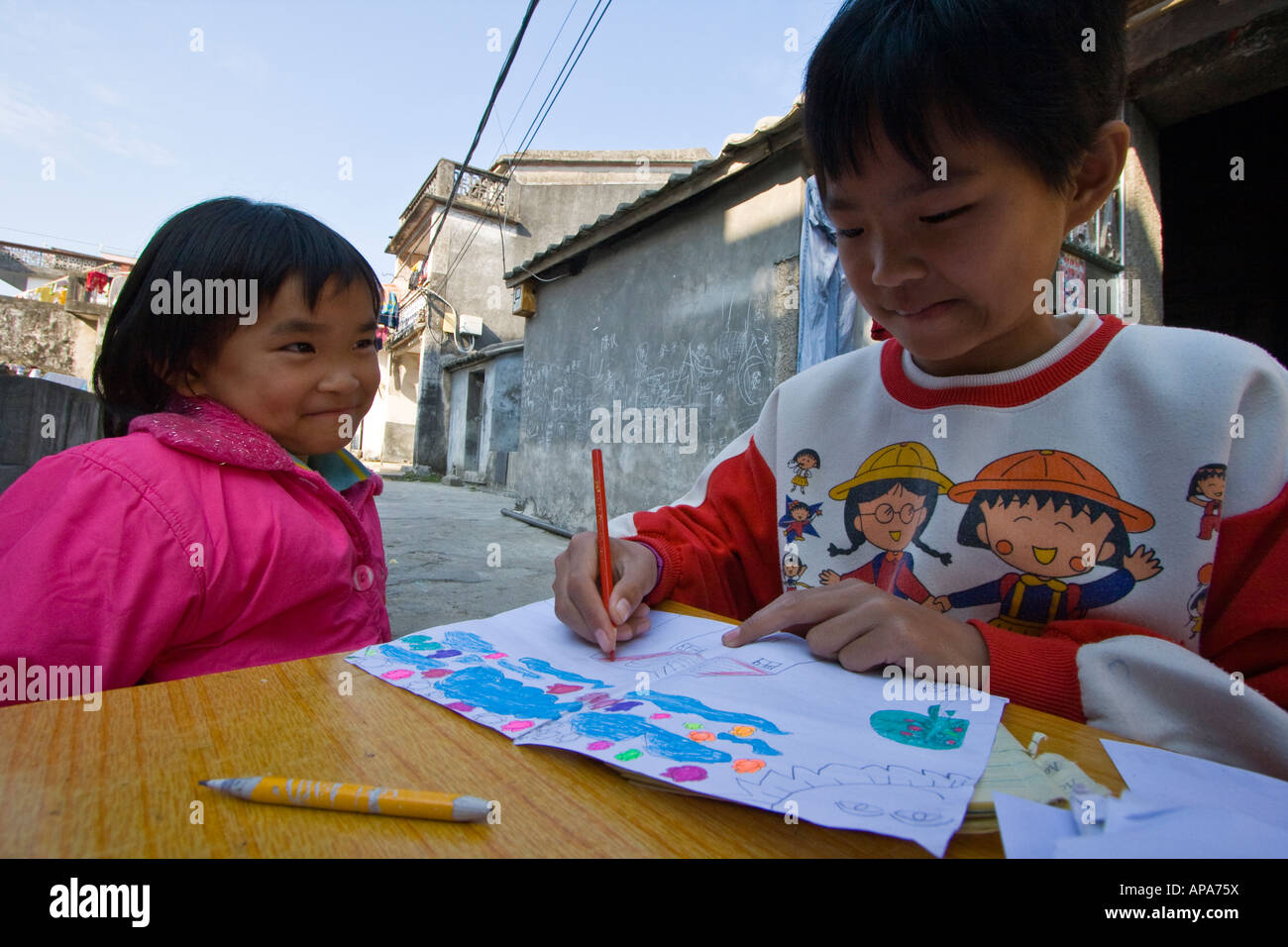 Kinder malen eine Bild Dapeng Festung Shenzhen China Stockfoto