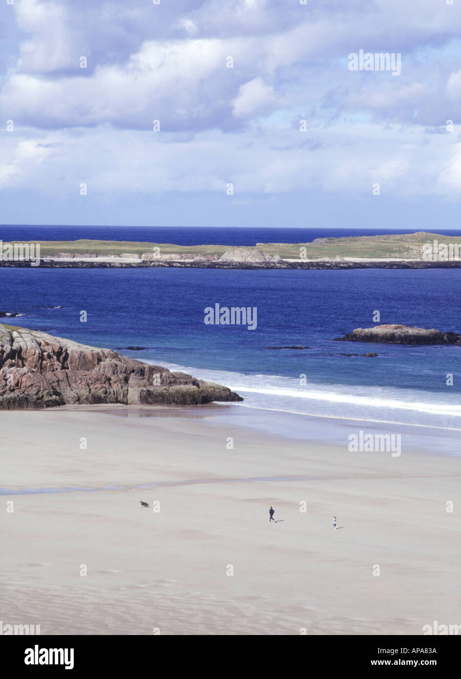 dh CEANNABEINNE SUTHERLAND Traigh Allt Chailgeag Mann Hund am Strand Sandstrand Bucht schottland Hochland Nordküste 500 Hochland Silber Sand durness Stockfoto