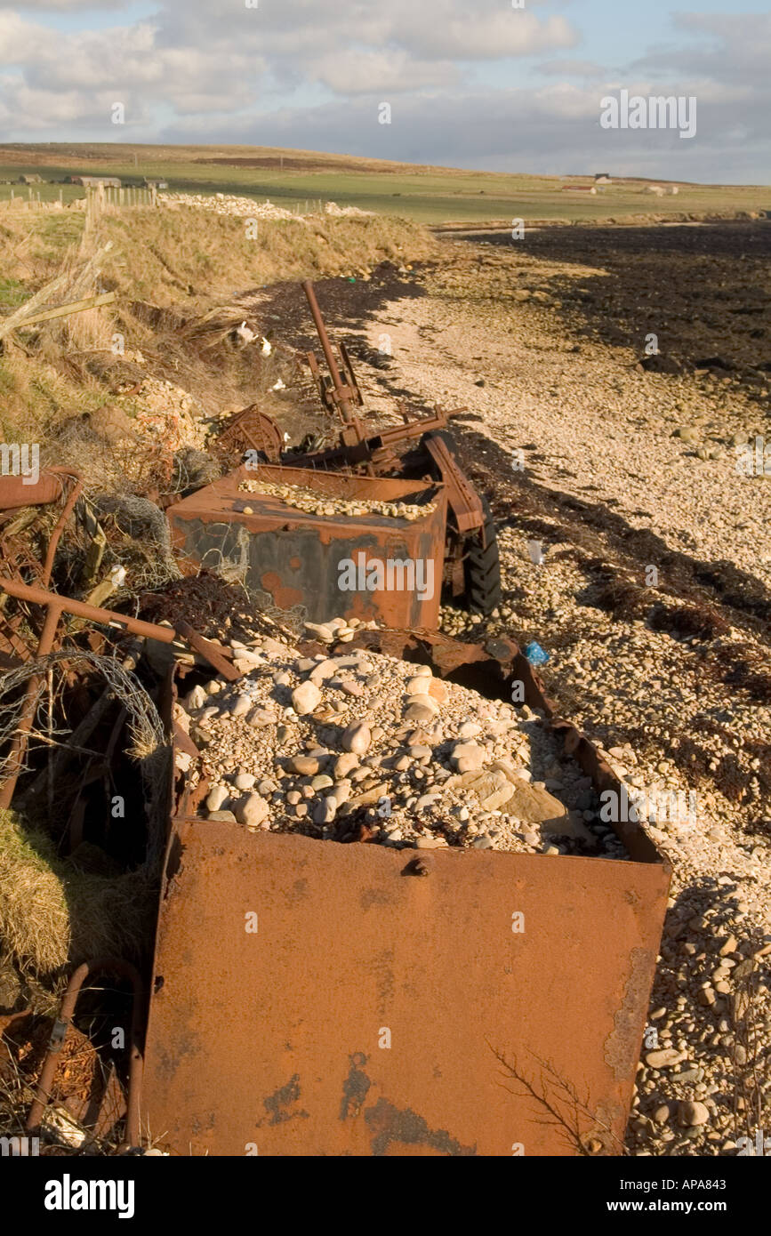 Dh Küstenerosion ABFÄLLE GROSSBRITANNIEN ruiniert Landmaschinen Orkney Stockfoto