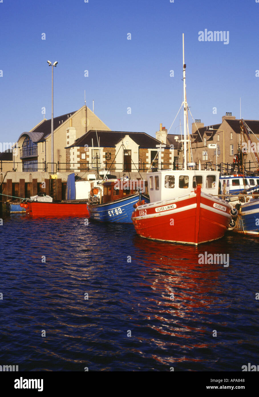 dh Harbour KIRKWALL ORKNEY Schottland Fischerboote am Wasser Kai Rotes Boot Fischerboote schottischer Hafen Stockfoto