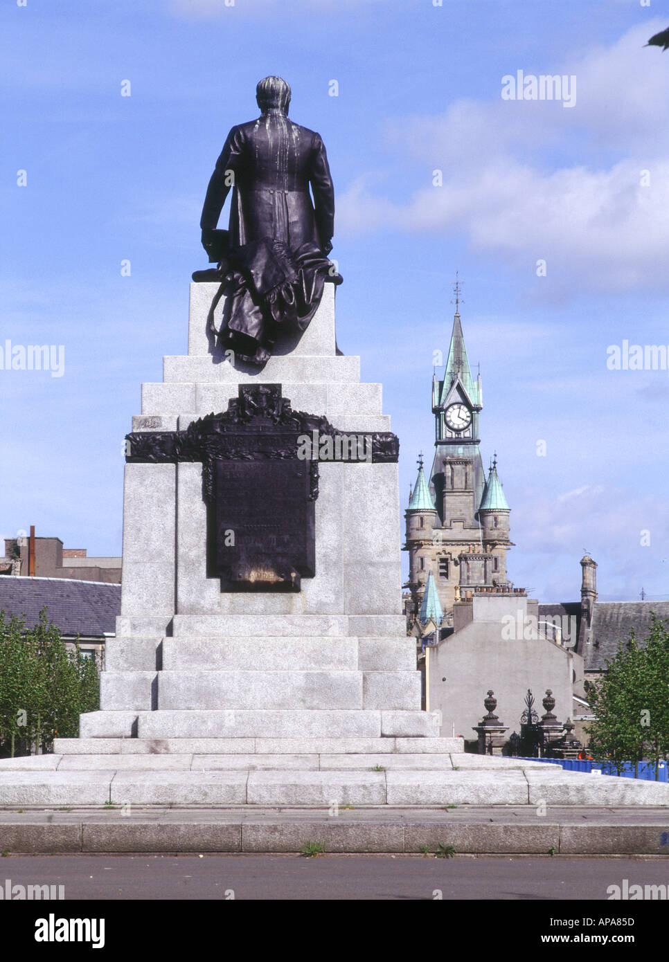 Dh Andrew Carnegie Dunfermline Fife Pittencrieff Park statue Rathaus Clock Tower Schottland historische Schotten Stockfoto